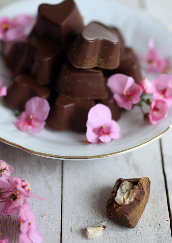 Chokladhjärtan Små krispiga chokladpraliner med rostade hasselnötter. Superlätta att göra och väldigt goda. Mörk choklad Hasselnötter 1.