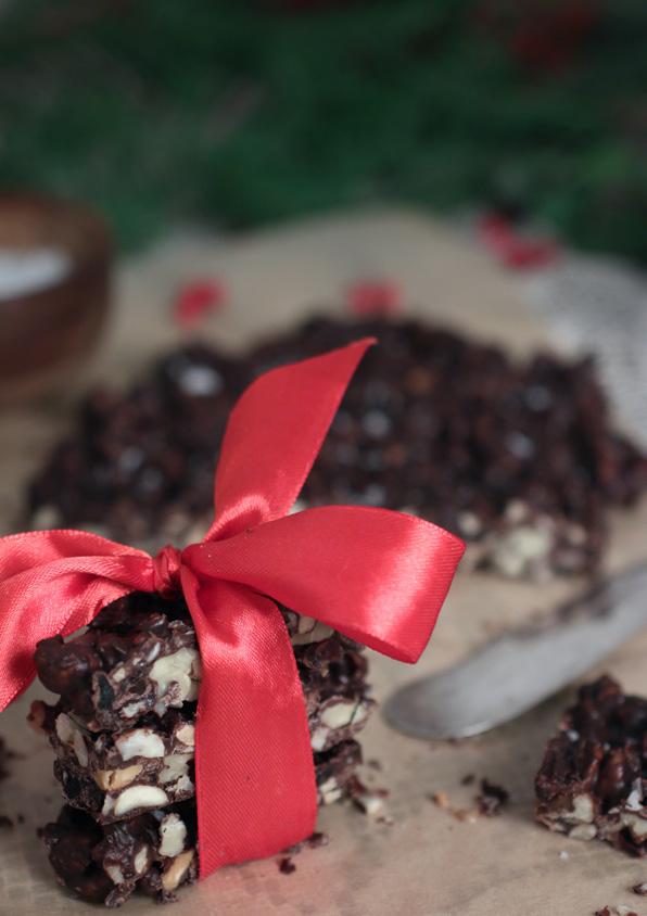 Rocky road Spröd, frasig Rocky Road. En klassiker i nyttig version med nötter, dadlar, havrefras och mörk choklad. Enkelt att göra och fantastiskt gott för både stora och små.