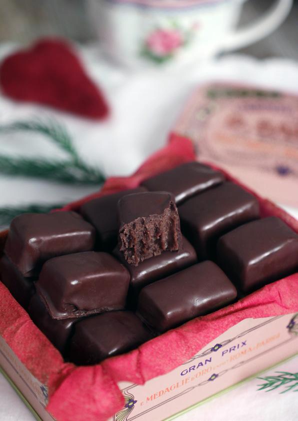 Chokladkola Fyllig, mjuk chokladkola doppad i mörk choklad. En säker favorit som går hem hos både stora och små. Lägg kolan i en fin burk och sätt fram på julbordet eller ta med och ge bort i present.