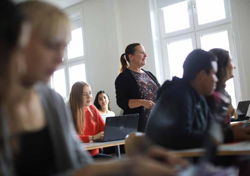 EINAR HANSENGYMNASIET MALMÖ 2001 VÅRA PROGRAM På våra gymnasieprogram uppmuntras du att utveckla ett vetenskapligt och kritiskt förhållningssätt som kommer att vara till nytta vid framtida