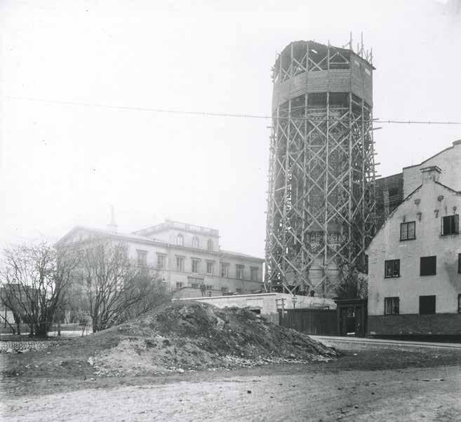 NAVIGATIONSSKOLAN OCH MOSEBACKE VATTENTORN UNDER UPPFÖRANDE 1896. FOTO SSM CF710.