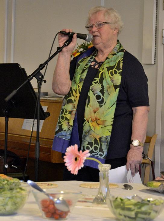 Birgitta Giertz var värdinnan som hälsade välkommen. Maten dukades och efter Glädjens Herre kunde de som satt vid det ena långbordet efter det andra ta för sig av läckerheterna.