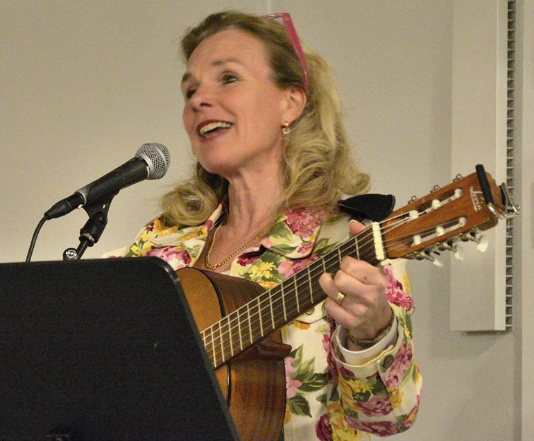Sånger och visor sjöngs till maten och Anna-Karin Oldeberg underhöll med egna sånger till gitarr och vi stämde in i allsången.