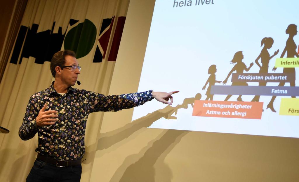 Forskaren och toxikologen Mattias Öberg berättar om hormonstörande ämnen i ett seminarium för allmänheten. Information och dialog 2.