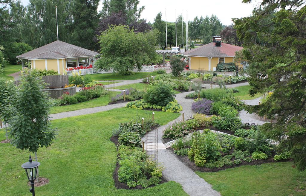 Badhusparken är del i det gröna stråket som sträcker sig från Södra Hamn genom Badhusparken och vidare genom Stads- och Konstparken längst med Norrstrand fram till Fåröbron.