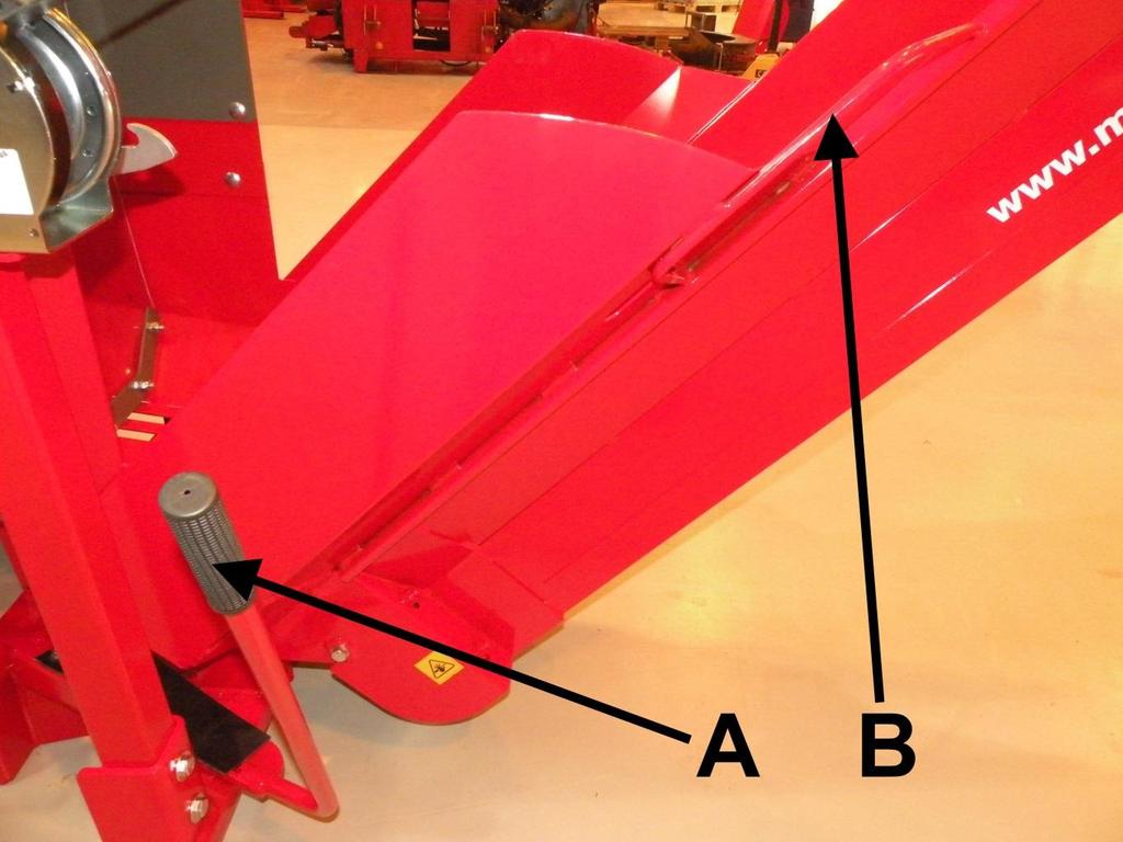 19 / 40 Maskinens klyvrörelse kan avbrytas genom att skjuta styrspak A till den vänstra kanten (Bild 11). Klyvningen avbryts även genom att lyfta upp maskinens skydd när.