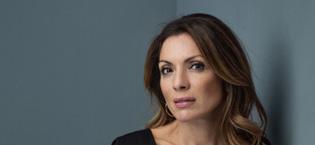 Mammorna [ BOKSAMTAL ] Folkteatern i samarbete med Arena Idé och Bokförlaget Atlas välkomnade Alexandra Pascalidou till ett boksamtal om Augustprisnominerade reportageboken Mammorna.