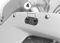 Spegel i främre fäste Låsningsmedel: mekanisk 8 Nm Nummerskyltshållare Demontering av nummerskyltshållare Koppla ifrån tändningen.