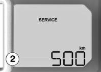När det återstår mindre än 1000 km till den tidigarelagda servicen, räknas den återstående sträckan nedåt 2 i steg på 100 km och indikeras en kort stund efter Pre- Ride Check.