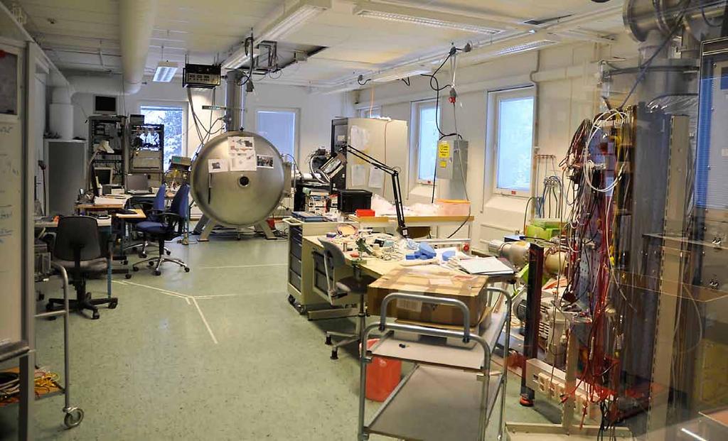 Bilden visar kalibreringslaboratoriet i Kiruna där flera av IRF:s satellitinstrument testas.