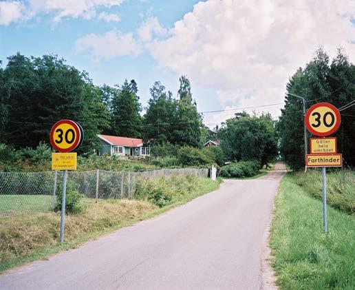 Bebyggelsen är vanligen placerad relativt långt in på fastigheterna och består till stor del av bebyggelse från 50- och 60-talet.