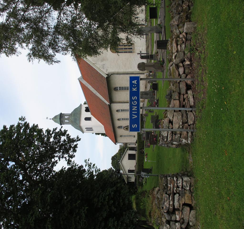 Exteriör Lönnarnas och kastanjernas trädkronor bildar en famn kring kyrkogården vars anor, likt kyrkan i sig, är medeltida. En högrest kyrka står stadigt mot marken och har så gjort i nära 1000 år.