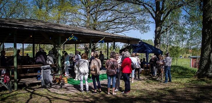 "Sommarvänner" Välkommen till vår studiecirkel för dig är hemma mycket i sommar och vill göra något kul tillsammans med andra. Ni delas in i två olika grupper. En med mycket utomhusaktiviteter t.ex.