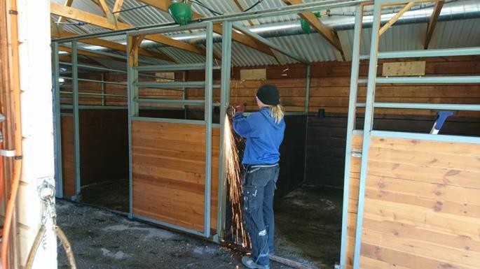 Ett stall för ponnyerna och ett för de större.