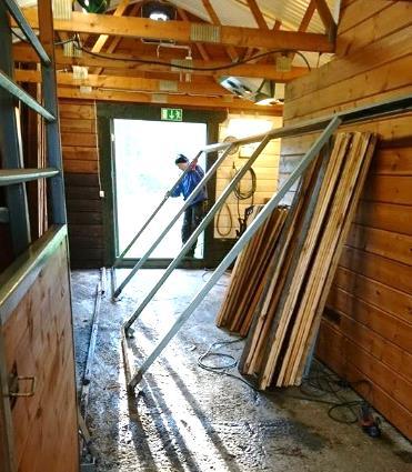 skötspiltor istället för boxar med liten dörröppning.