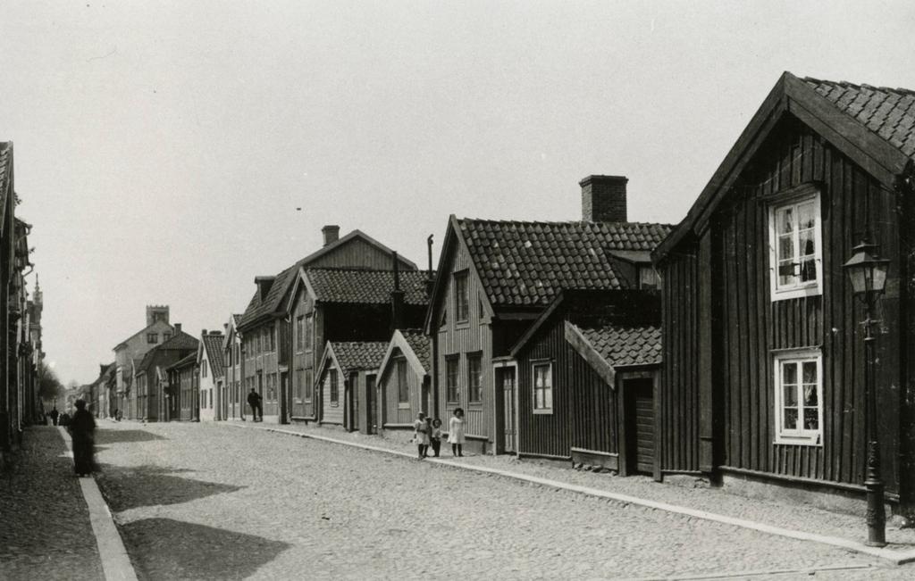 Rackarporten Rackargården i kvarteret Skolflickaren och Bokbindaren 1908. Foto: Kalmar läns museum. Här låg förr det som kallades Rackarporten som var en enkel öppning i muren.