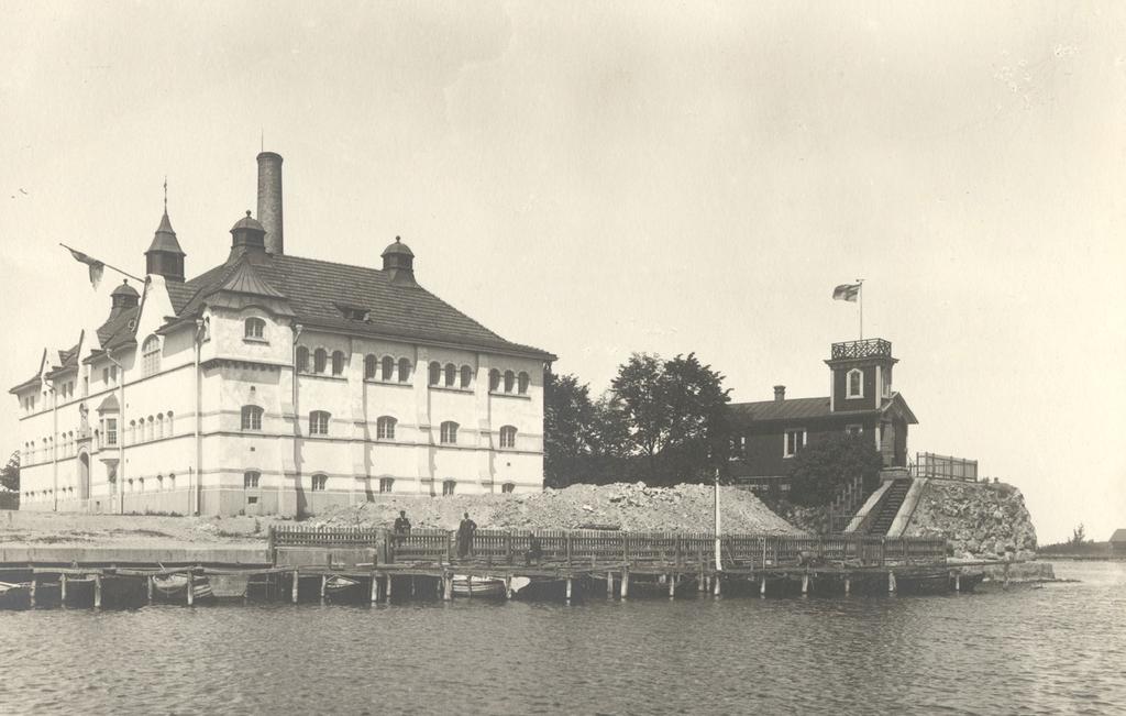 Bastionen Regeringen Nybyggda varmbadhuset vid 1900-talets början. Då låg även en lotsutkik intill. Foto: Kalmar läns museum.