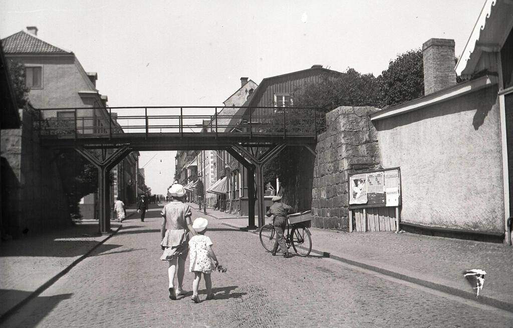 Jordbroporten och Södra Vallgatan Jordbroporten som den såg ut före 1931. Foto: Kalmar läns museum. Jordbroporten fanns redan på 1600-talet men just denna port som du ser byggdes ny på 1930- talet.