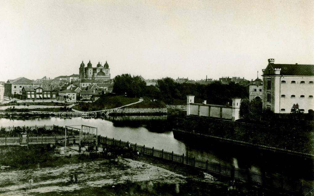 Gustavus Primus Bild tagen omkring 1880 från då nybyggda Tullbroskolan över Systraströmmen. Här kan man se rester efter den rivna Bastionen Gustavus Primus som omvandlats till park.