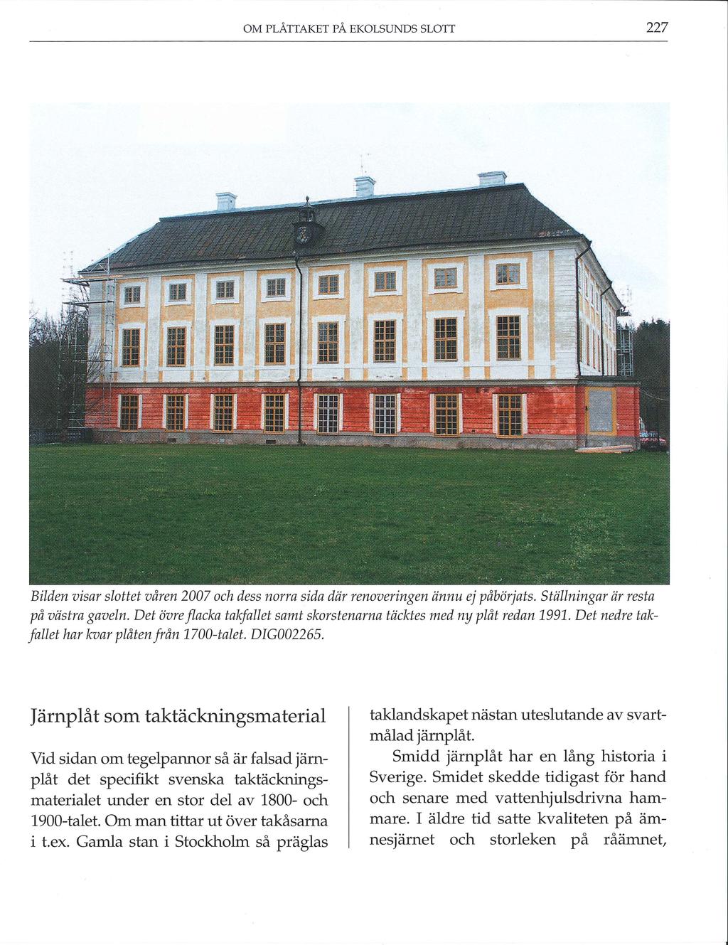 OM PLÅTTAKET PÅ EKOLSUNDS SLOTT 227 Bilden visar slottet våren 2007 och dess norra sida där renoveringen ännu ej påbörjats. Ställningar är resta på västra gaveln.