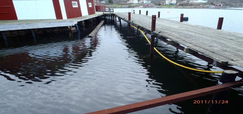 Omfattning Nyanläggning av bryggan skall utföras i omfattning enligt på planritningen redovisade områden. De gamla bryggorna demonteras och pålar tas bort så att ingen del finns kvar ovan botten.