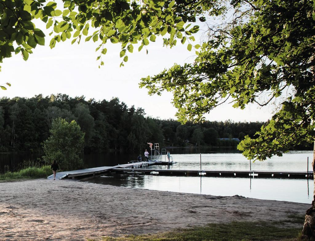 Insjöbad Insjöbaden består av mindre vikar med sandstrand och flytbryggor. Sandstranden övergår i låga gräsytor och sjöarna ramas in av skogs- och betesmarker.