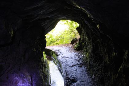 Madeira, Machico Funchal, 4 nätter 3(7) Levada tunnel Du passerar fyra tunnlar varav en av dem har en sidoöppning med en fantastisk vy över dalen.