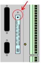 Sätt in minneskortet På ena sidan av PLC C7-633/P finns en anslutningsplats för ett minneskort (X6) (detaljerad information, se baksidan av PLC).
