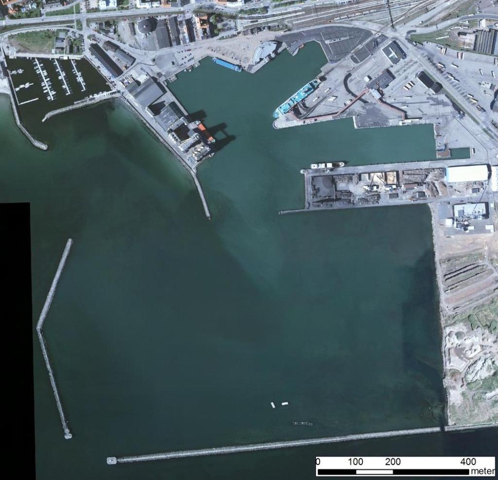 repo001.docx 2012-03-29 Delsträcka E Hamnen och marinan Ystads hamn ligger på utfylld mark. En flygbild över området visas i Figur 2-15. Hela området skyddas av kajkonstruktioner eller stenskoningar.
