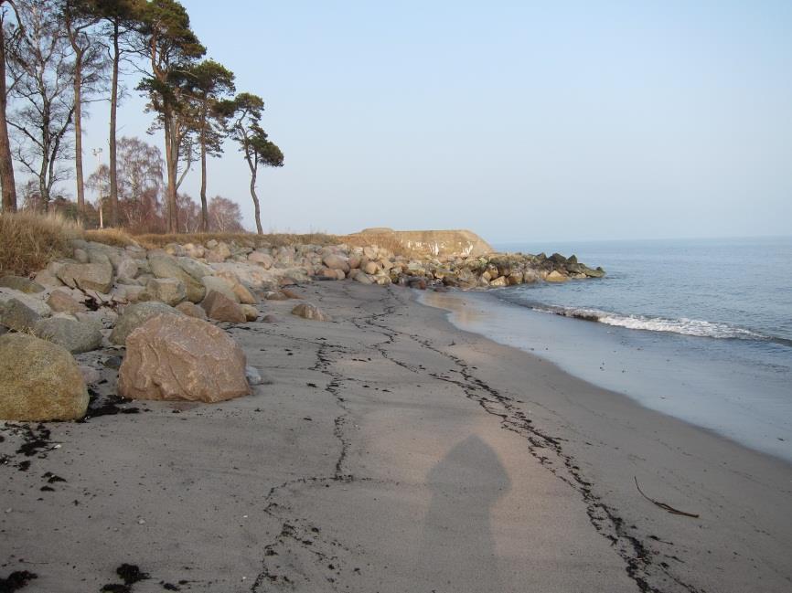 repo001.docx 2012-03-29 Delsträcka F Öster om hamnen Kuststräckan mellan Världens ände och Ystad Saltsjöbad skyddas av stenskoning (Figur 2-17). Marken bakom stranden används till idrottsanläggningar.