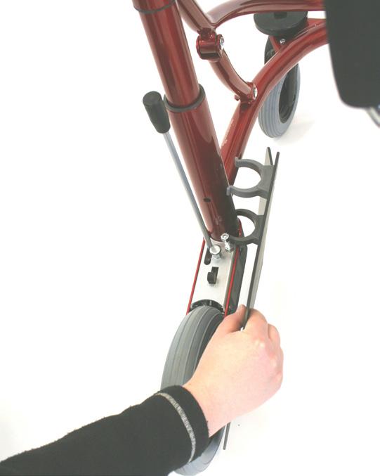 Montering av fotskyddskenor, korta Fotskyddsskenorna ska förhindra att användaren från att få in fötterna i hjulen.