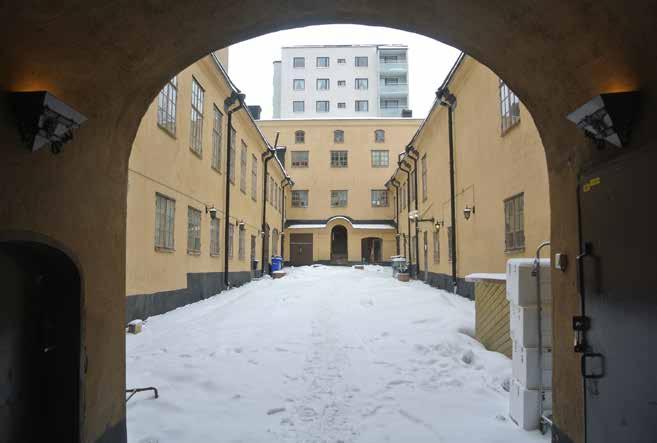 DEN LÅNGSMALA, KARAKTERISTISKA GÅRDEN FRÅN PORTGÅNGEN VID HORNSGATAN. DEN LÅGA UTBYGGNADEN PÅ HUSET I FONDEN INNEHÅLLER EN TRAPPA OCH HÄR FANNS URSPRUNGLIGEN ÄVEN UTEDASS. FOTO J. MALMBERG.