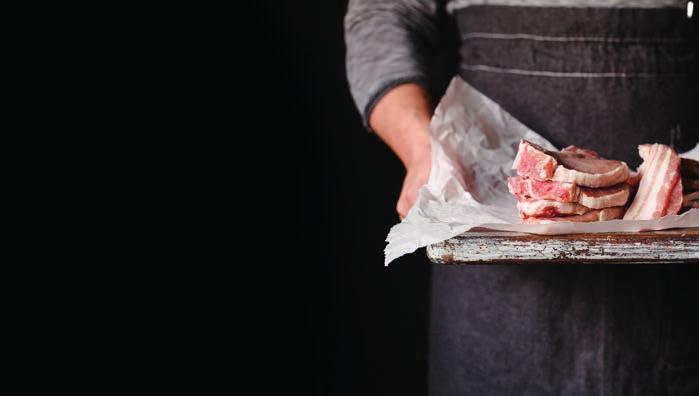 BACON SKIVAD EXTRA PRIMA Skivad bacon på rulle, tillverkad på klassiskt vis, kött av EU-råvara, ca 2,5 /pkt 5007 ca 10 /krt 64 00 ÖRTBRATWURST RAMSLÖK & TIMJAN Rökt korv av fläsk,