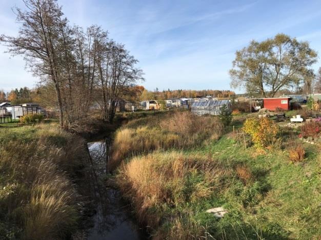 Odlingslotternas nuvarande gränser redovisas med röda heldragna linjer i kartan. Grönstruktur/Strandkant Området ner mot ån ingår inte i det område som utarrenderas av Köpings kommun.