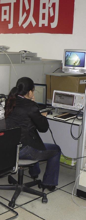 Wang Xiao Bo sätter igång DVB- S2-generatorn.