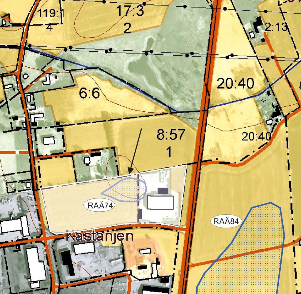 Fig. 4. Fornlämningar visas med blå skraffering. Aktuellt fornlämning, nr 74, är markerad med pil. Ljust transparent färgfält visar det område som omfattades av arkeologisk utredning 2005.