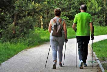 Använd bra skor både vid promenad och träning. För att gå säkrare kan det vara bra att använda stavar och på vintern när det är halt ute kan du köpa broddar till skorna för att du inte ska halka.