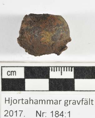 pol syns en cirkel och i denna en symbol. Ytorna är ojämna och innehåller lägre och högre krustor, det finns områden med ett något kraftigare förlopp.