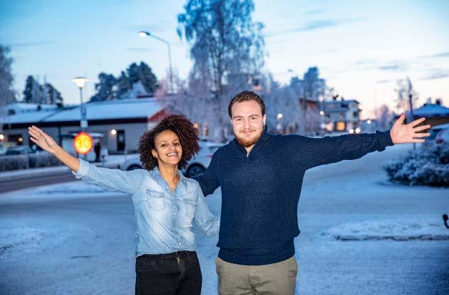 VÅRA VERKSAMHETER Mekdes Ghebriehiwet Tekle och Abdul Rahman arbetar som språkstöd. Båda kom till Sverige som flyktingar och har nu funnit sig väl tillrätta.