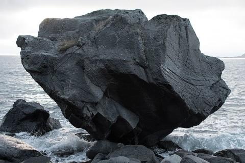 Hanna Ljungh: To hold (a stone in my hand) Om stenen sedan grottmålningar och runristningar följt konsten från dess födelse har den historiskt främst använts som material.