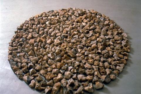 Richard Long: Breaky Botton Flint Circle (1981) Medan Sparre, Ljungh och Edefalk alla är verksamma i Stockholm, har brittiske Richard Long hemstaden Bristol som bas.