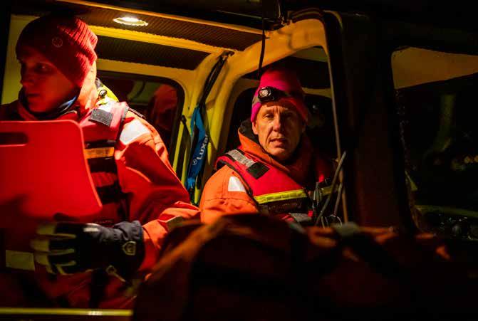 LÄNGS SILJANS BOTTENFRUSNA strandlinje står 18 svävare på rad.