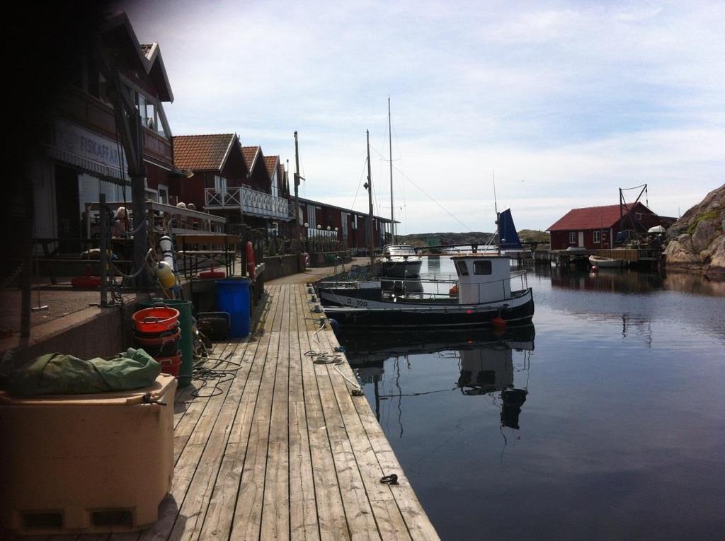 00_skärhamn, södra hamnen\teknik\utredning\pm\pm0\pm0.doc/hl al.dotm Bild. Markytans nivå är belägen på ca +.0 och bottennivån i havet varierar mellan -. till -.0. Vid lodningen konstaterades stora block av sprängsten i ytan vilket ger stora höjdvariationer i ytan.