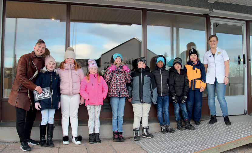 Hillerstorpsprojektet Fritidsbarn med pedagog på väg in till Salong Helheten för att få manikyr och ansiktsbehandling.