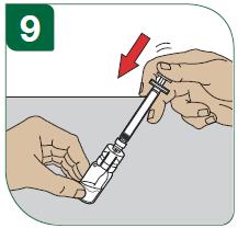 9 - Håll den sammansatta sprutan och injektionsflaskan en aning snett.