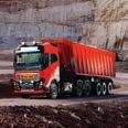 Lösningen består i att kalksten transporteras av sex självkörande Volvo FH16-lastbilar genom fem kilometer långa tunnlar mellan kalkbrottet och krossen.