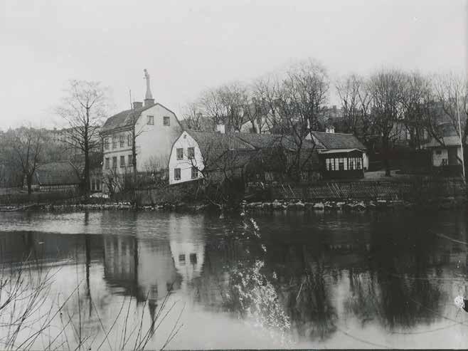 LORENSBERG 1 MED TRÄDGÅRD NED MOT VATTNET. VY FRÅN LÅNGHOLMEN, SANNOLIKT FRÅN TIDIGT 1900-TAL. FOTOGRAF OKÄND. SSME24093.