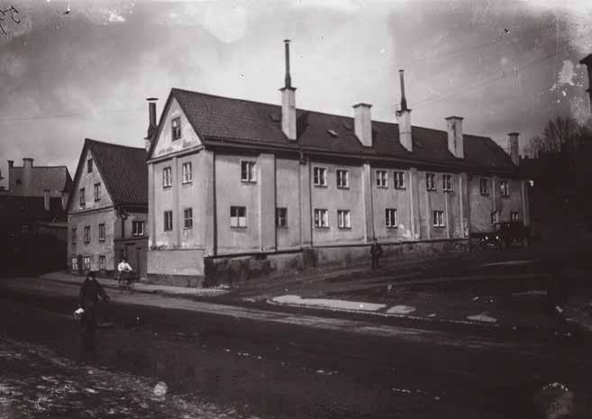 FASTIGHETEN FRÅN GATAN OMKRING ÅR 1920. I FÖRGRUNDEN SYNS DET STORA BOSTADSHUSET SOM REVS UNDER 1930-TALET. FOTO: O. ÅKERLIND.