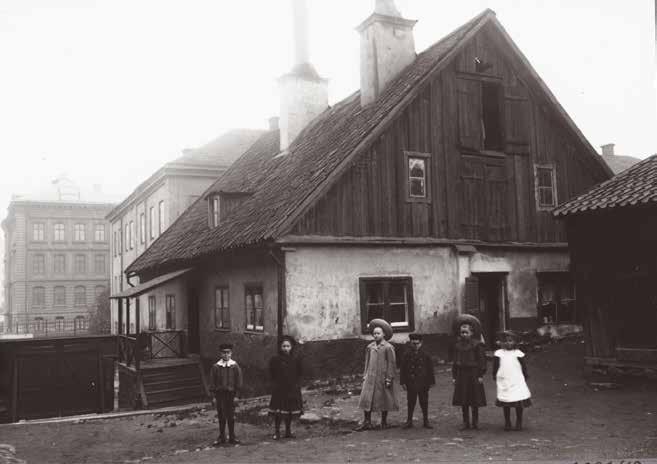 GÅRDSMILJÖ OMKRING TIDIGT 1900-TAL. FOTO: OSCAR HEIMER. SSME29895 På dessa platser som ansågs för svåra att bebygga skulle stadsborna kunna uppleva ett stycke natur.