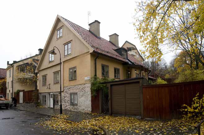 BOSTADSHUSETS GATUFASAD. FOTO: J. MALMBERG. HISTORIK Cattuns väveri och tryckeri intressenters tomt Bondesonen större 23 består idag av två stycken hus.